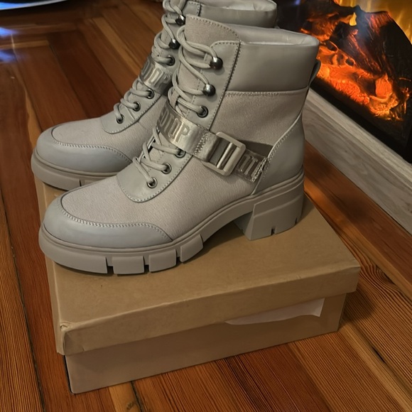 NWT! Stylish & SUPER Comfy Gray Combat Boots - Picture 2 of 9